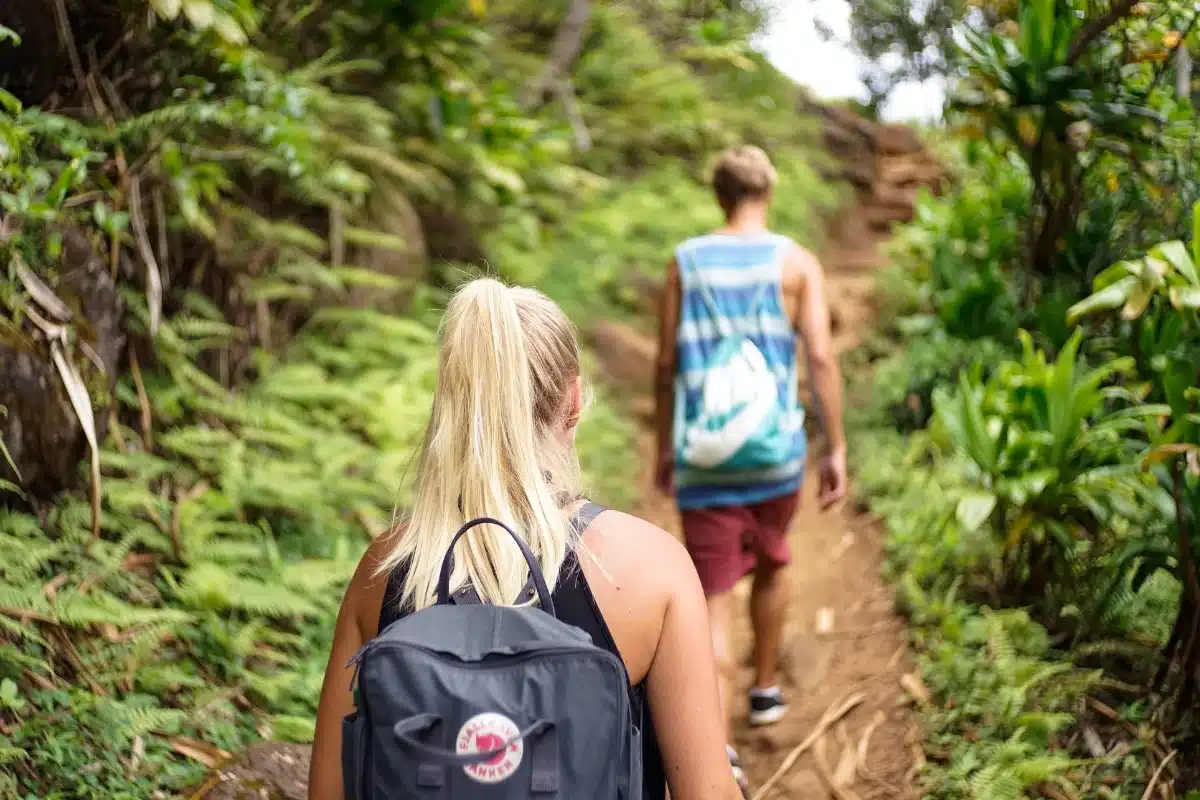 couple randonnee camping finistere